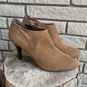 𝅺DKNYC Samira Suede Round Toe Ankle Booties Tan Sz 10